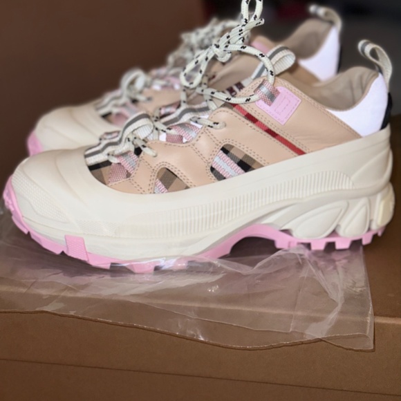 Burberry shoes - Picture 4 of 6